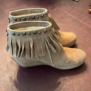 Crown Vintage Brown suede wedge bootie with fringe & grommets size 8.5
